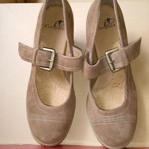 I Heart Comfort Mary Jane Suede Leather Heels / Pump size 6M